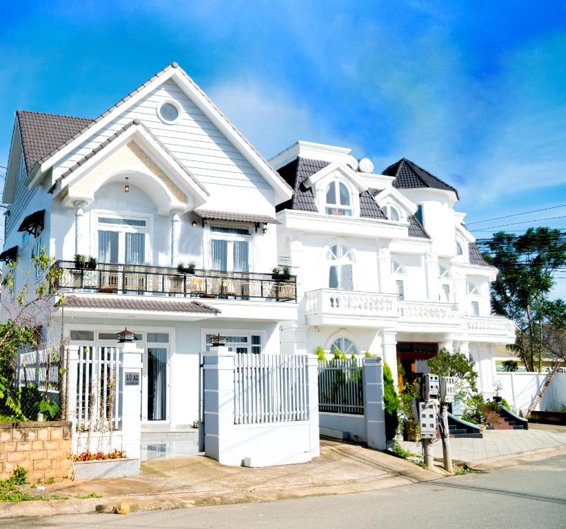大叻Môn Bạc Home的前面有门的白色房子