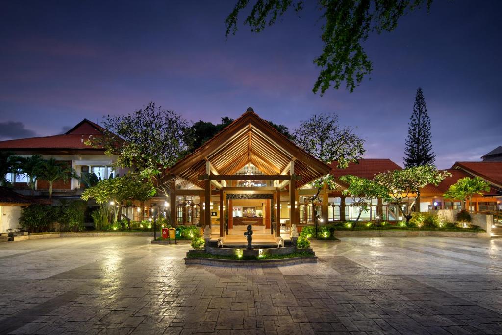 库塔伊斯坦纳拉玛大酒店的一座在晚上设有庭院的大建筑