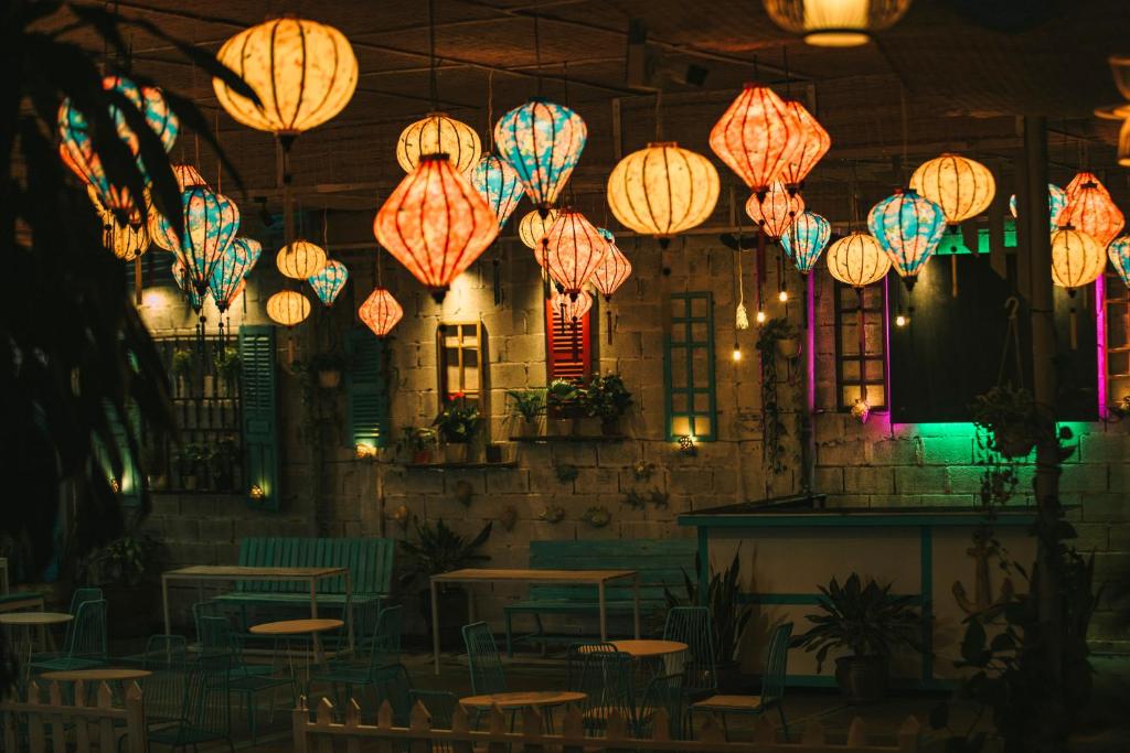 罗夷Đại Dương La Gi Homestay & Coffee的餐厅天花板上挂着灯