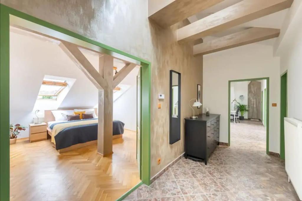布拉格Huge 5-bedrooms apartment near Prague Castle的一间绿色客房内的卧室,配有一张床