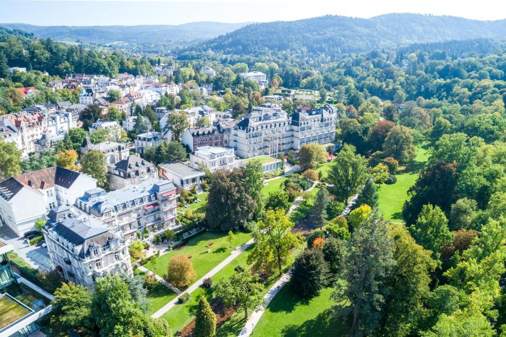 巴登-巴登布莱内公园Spa酒店 - 欧特家系列酒店的享有树木和建筑的小镇的空中景致
