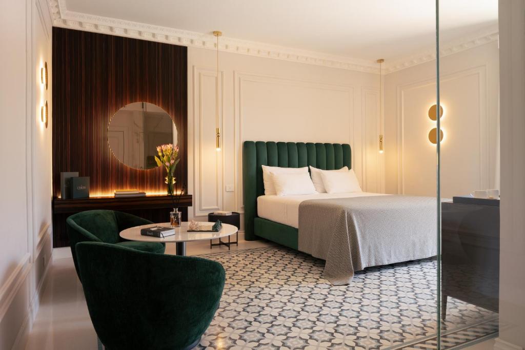 莱切莱切帕特里亚皇宫酒店的酒店客房带一张床、一张桌子和椅子