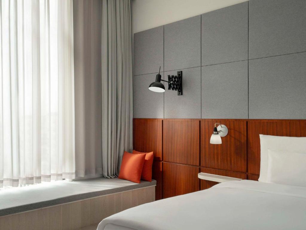 上海上海虹桥会展诺富特酒店的酒店客房设有两张床和窗户。