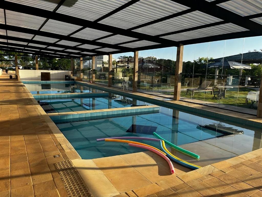 索科罗Hotel Fazenda Colina dos Sonhos的蓝色海水大型游泳池