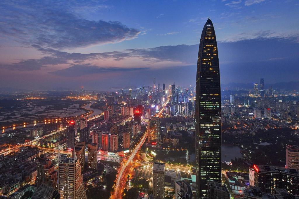 深圳深圳瑞吉酒店的城市天际线,夜晚有高耸的摩天大楼