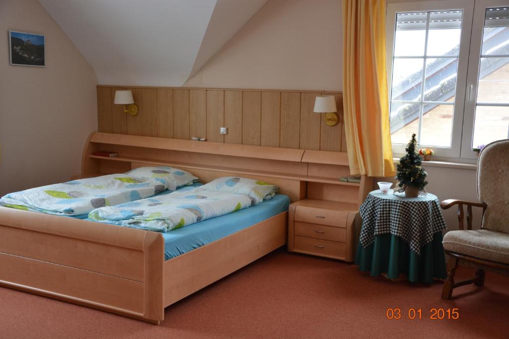 贝尔多夫农场住宿加早餐旅馆的卧室配有床、椅子和窗户。