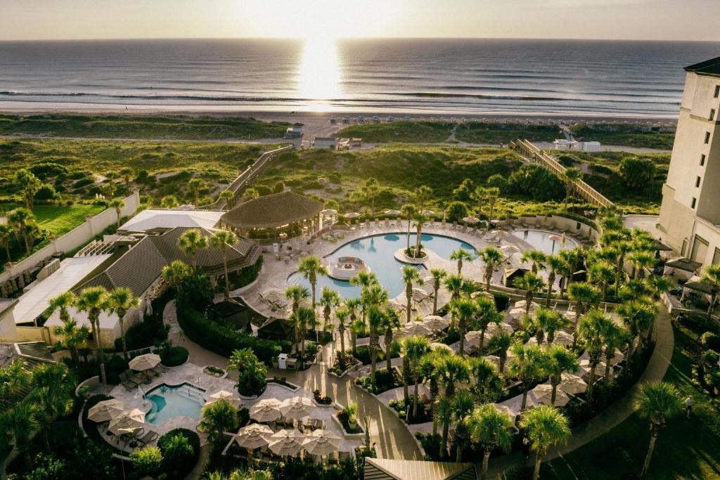 费南迪纳比奇阿米莉亚岛丽思卡尔顿酒店的享有带游泳池和海洋的度假村的空中景致