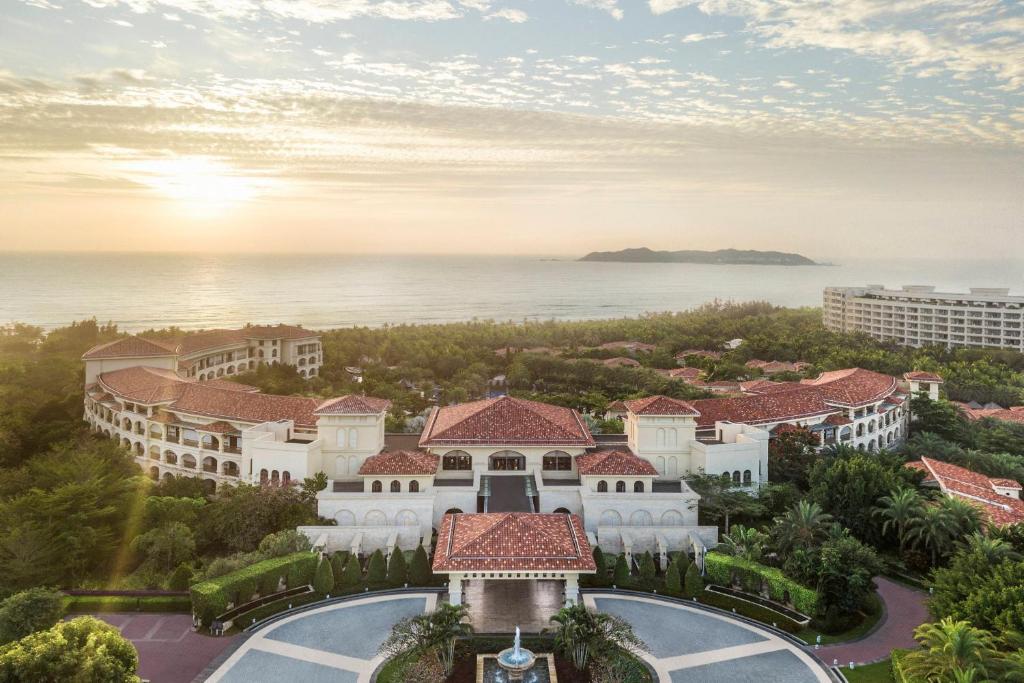 三亚三亚海棠湾JW万豪度假酒店(西班牙风情+迷你吧）的享有度假胜地的空中景致,以海洋为背景