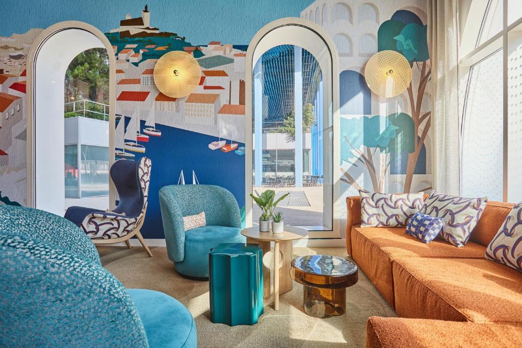 马赛Odalys City Marseille Centre Euromed的客厅配有蓝色椅子和沙发