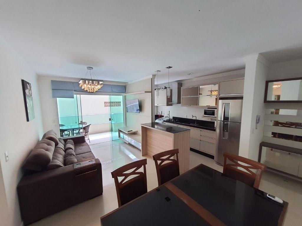 邦巴斯Apartamento a 60m da praia de Bombas的带沙发和桌子的客厅以及厨房。