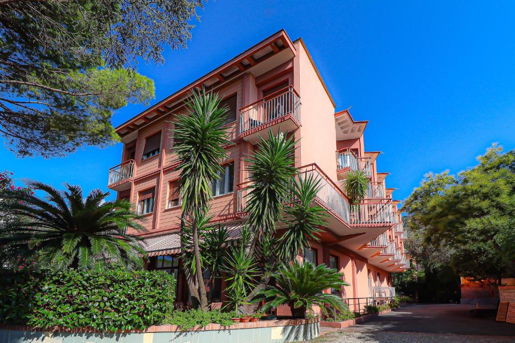 热那亚伊斯佩里亚酒店的一座棕榈树建筑