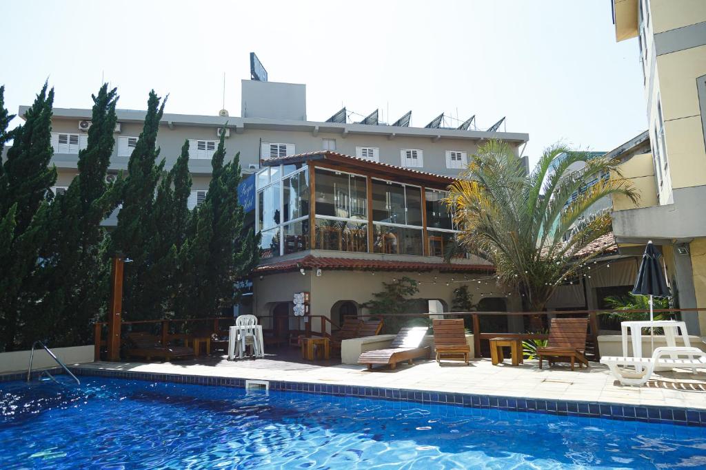 圣罗克São Roque Park Hotel的大楼前设有游泳池的酒店