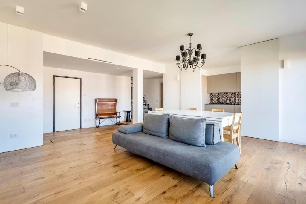 米兰LUVI - Campania的带沙发的客厅和厨房