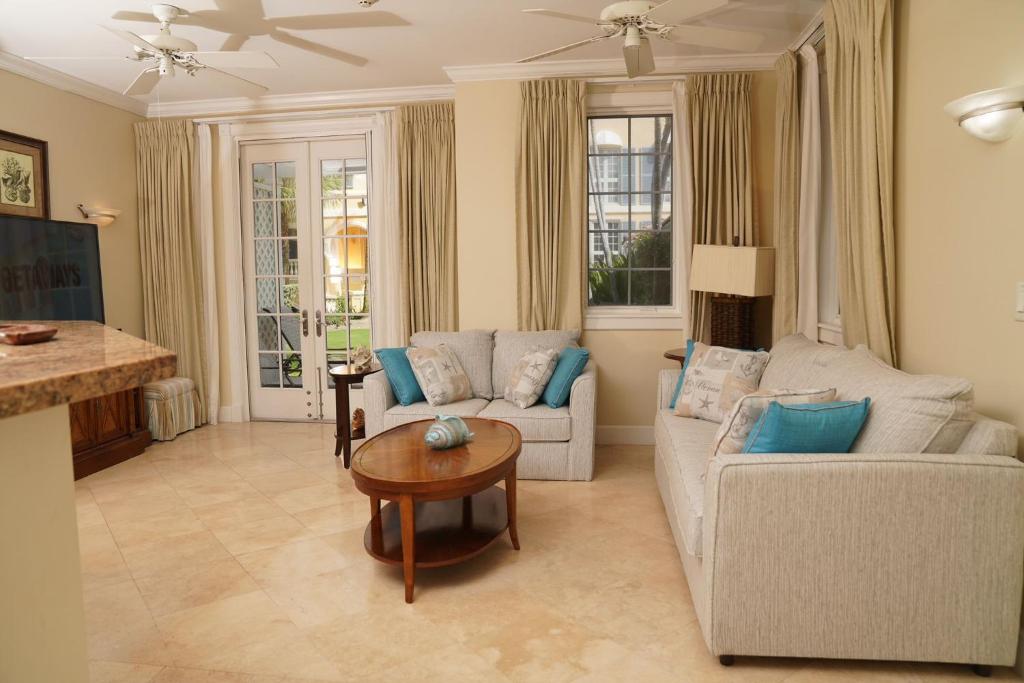 The Bight SettlementsVilla Renaissance Unit 501 Grace Bay Beach的客厅配有沙发和桌子