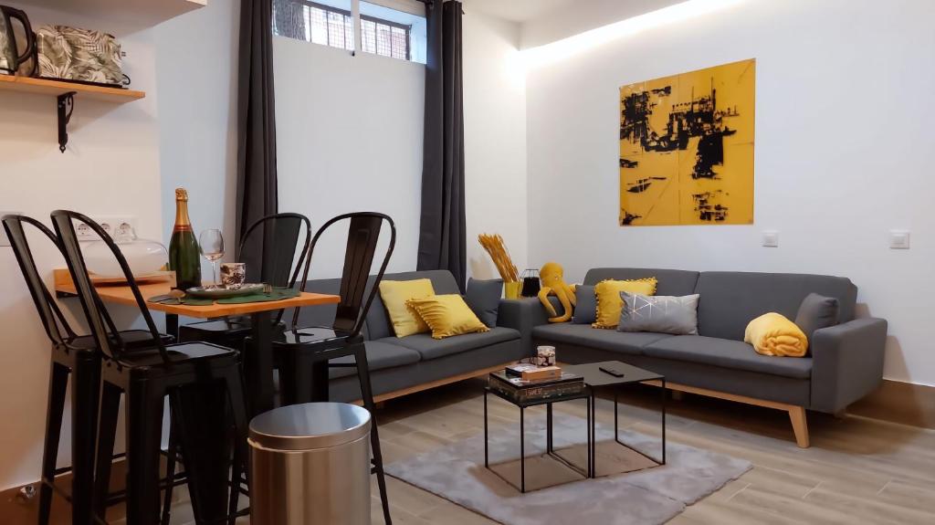 马德里Aparthotelmadridea, renovated quiet apartments, Madrid的客厅配有沙发和桌子
