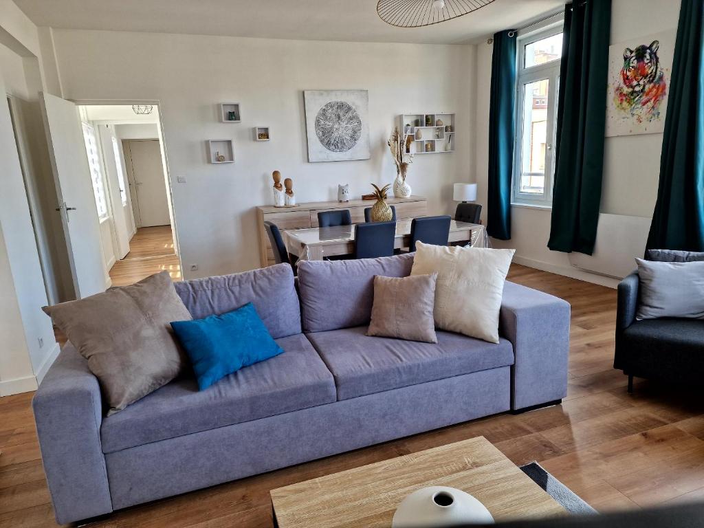 敦刻尔克Appartement Dunkerque的客厅配有蓝色的沙发和桌子