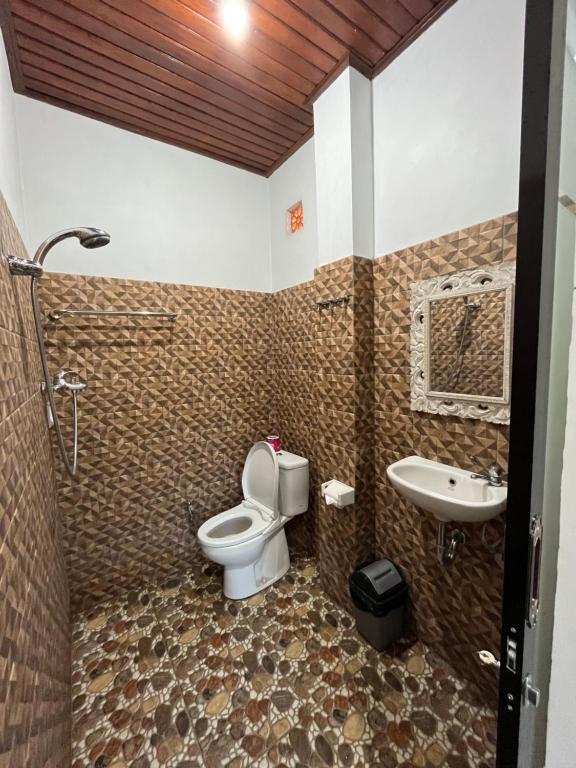 乌布Nano Ari Homestay的一间带卫生间和水槽的浴室