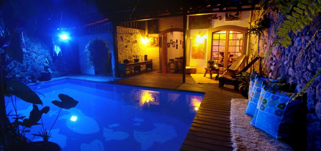帕拉蒂帕萨达艾尔特乌尔克吉尔酒店的夜间在房子里的一个游泳池