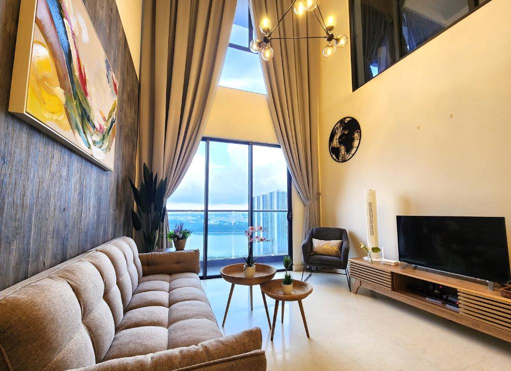 新山Loft Suite Seaview JB CIQ 7Pax的客厅配有大沙发和电视