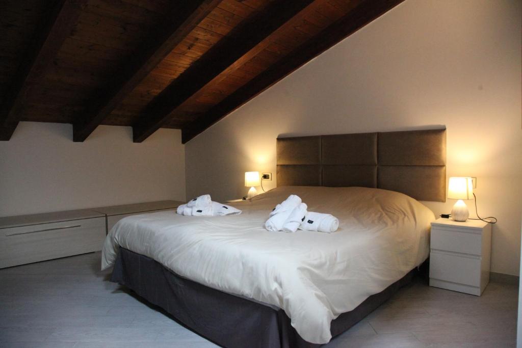 波雷塔泰尔梅RB Della Torre的卧室配有带毛巾的大型白色床