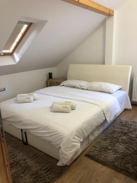 KuršumlijaEtno selo Milanovic - Nonac的一间卧室配有带白色床单和枕头的床。