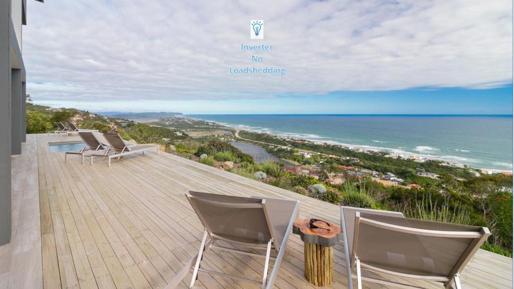 维德尼斯Kooboo Berry Ocean View, Self Catering Guesthouse的阳台配有椅子,享有海景。
