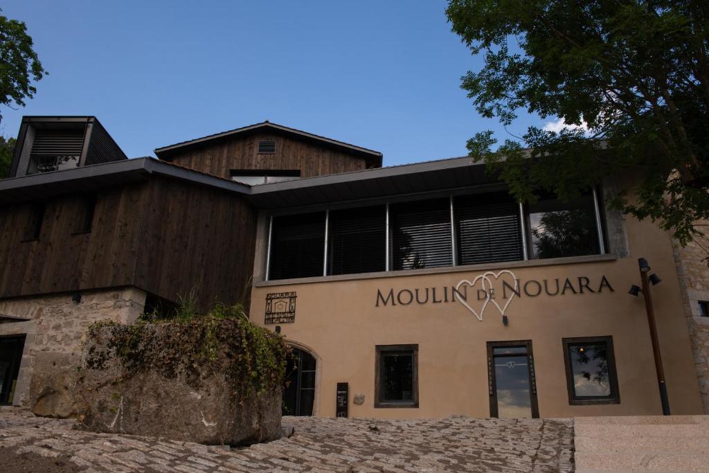 昂贝尔Le Moulin de Nouara的一座有山 ⁇ 的建筑