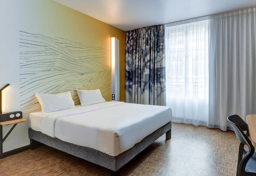 第戎B&B HOTEL Dijon Centre的一间卧室设有一张大床和一个窗户。
