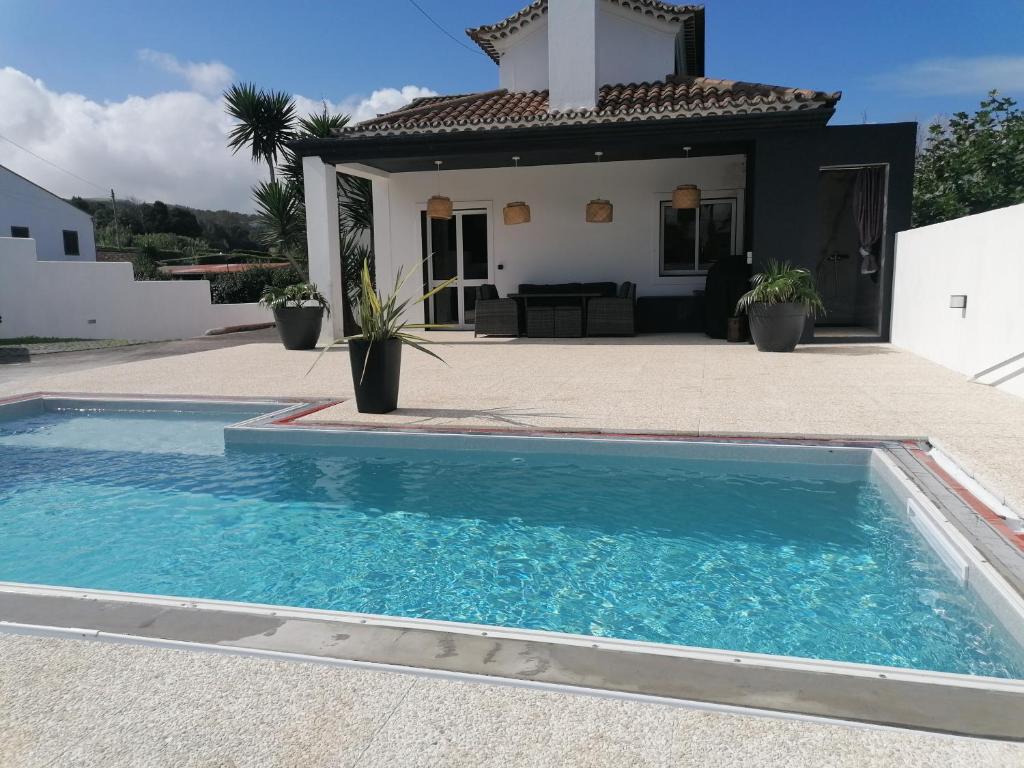 圣维森特费雷拉Espaço Roteiro de Mimos的别墅前设有游泳池