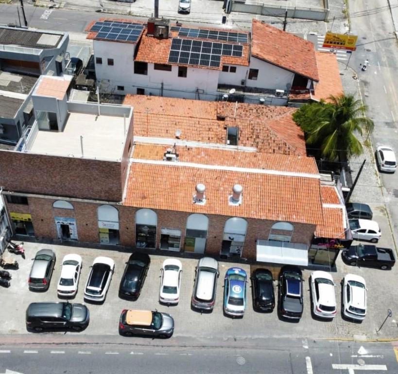 若昂佩索阿GVR Praia Hostel的停车场内车辆的空中景观