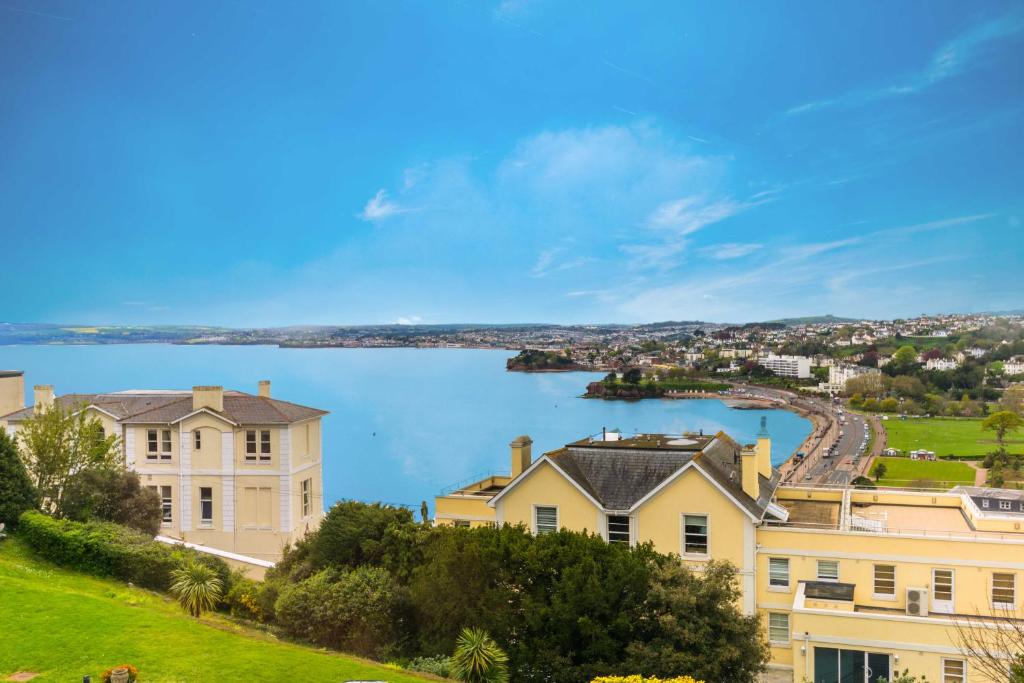 托基Stunning Sea View Central Torbay Home with Parking的享有大房子和水体的景色