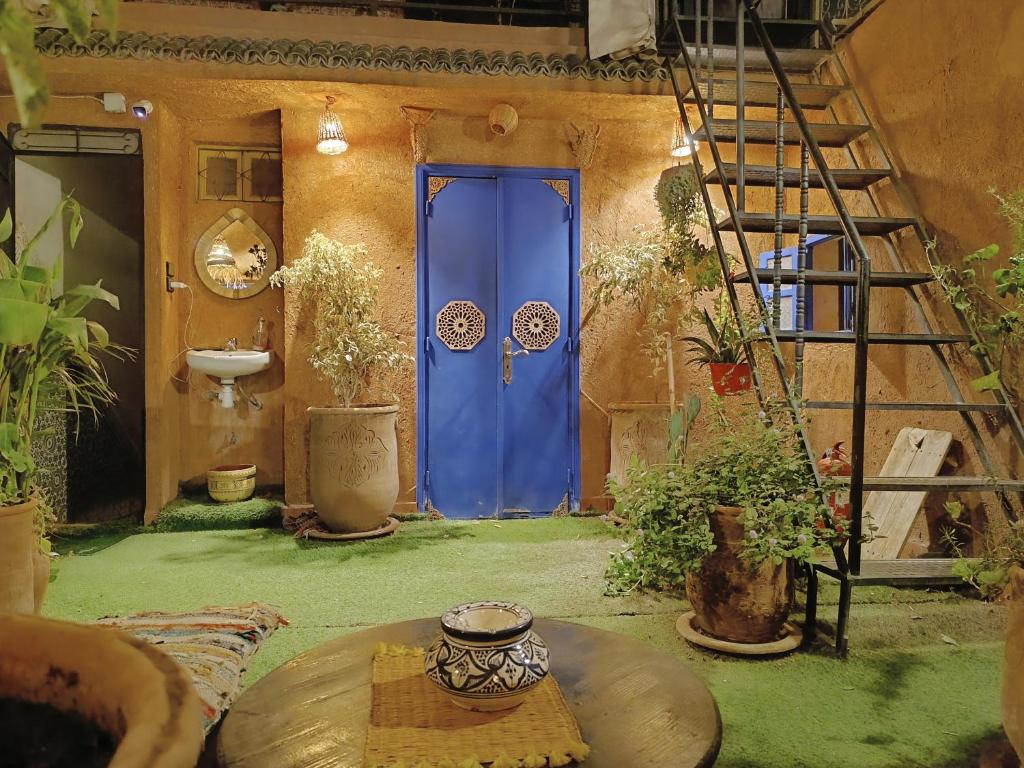 马拉喀什Be Nomad的一张桌子和一个楼梯的房间的蓝色门
