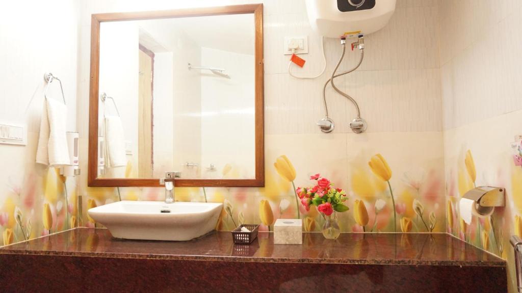 阿尔瓦尔Wow Relish的一间带水槽和镜子的浴室