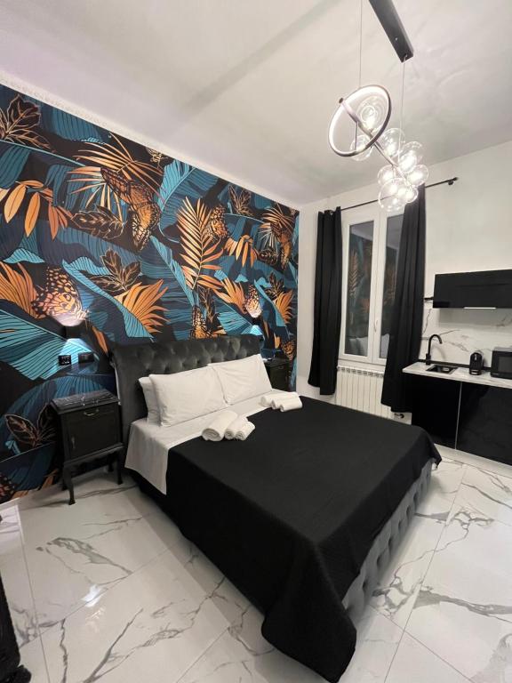 佛罗伦萨Suites - ghibellina 92的一间卧室配有一张黑色床和热带壁纸