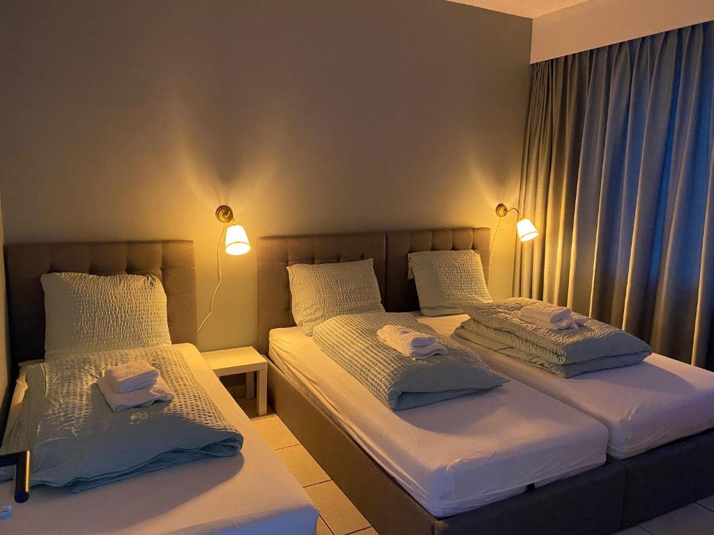 安特卫普Bnb Antwerp SportPlaza的配有2张单人床的客房,配有2盏灯