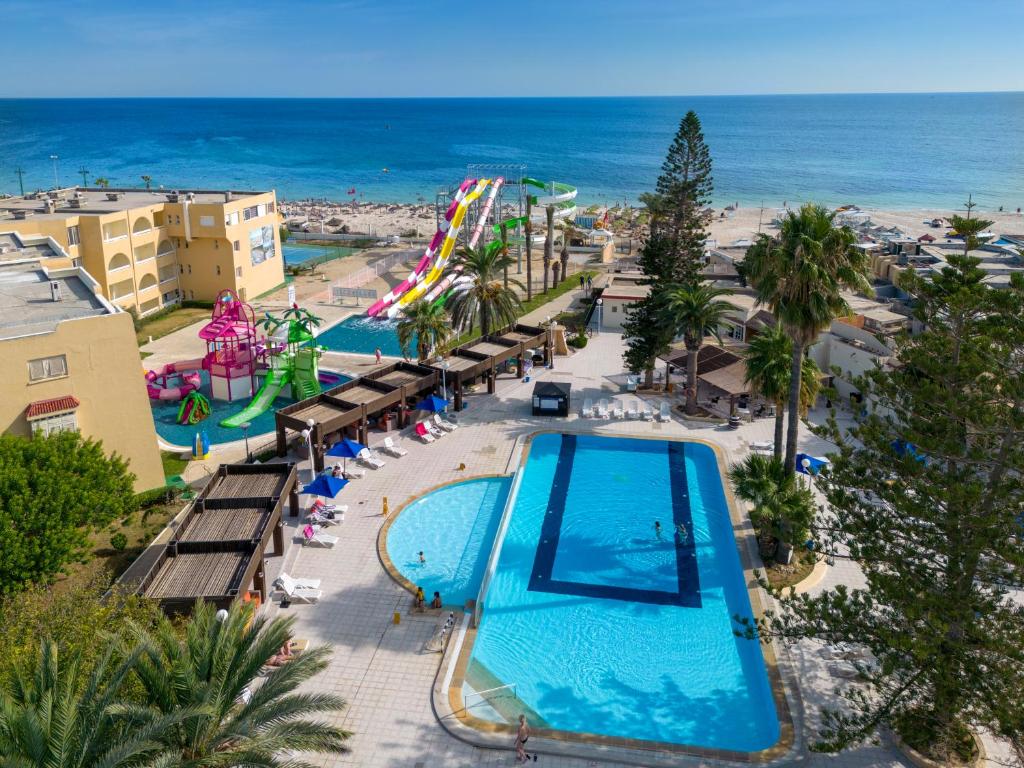 甘达坞伊港Abou Sofiane Hotel的海滩上游泳池的空中景致
