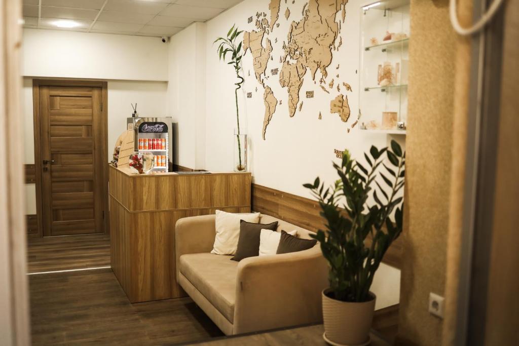 基辅Міні-Готель Білий Квадрат的一间配有沙发的等候室和一张墙上的世界地图