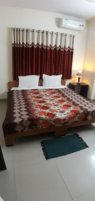 班加罗尔Service Apartment at Brookefield的一间卧室配有一张带红色窗帘的床