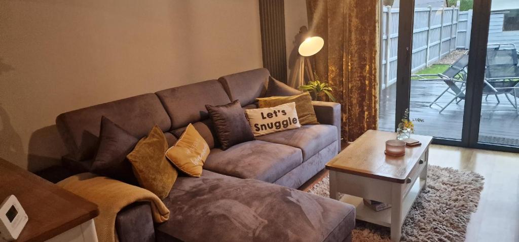 诺里奇Country Style, 2 bedroom house, Parking and superb location的带沙发和咖啡桌的客厅
