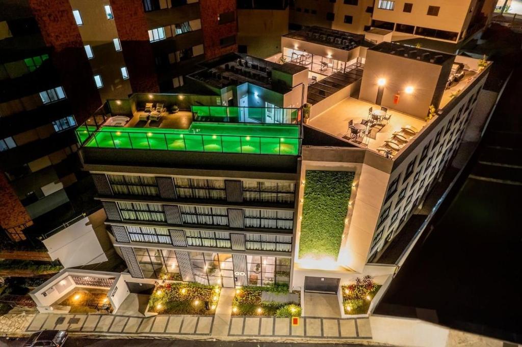 波苏斯-迪卡尔达斯Estilo e praticidade, Studio Alto Padrão e Rooftop的享有高耸的绿色建筑的顶部景色