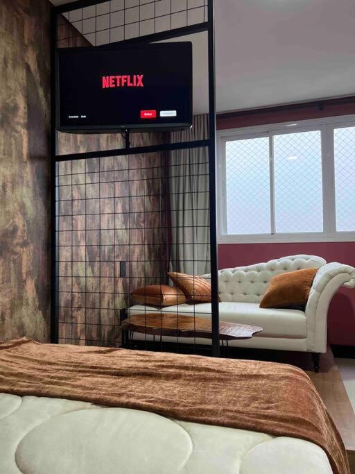 本图贡萨尔维斯Lindo e aconchegante的客厅配有电视、沙发和电视。