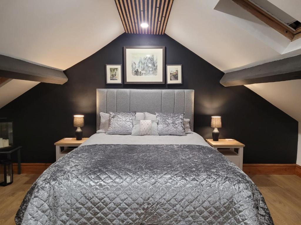 MynffordSnowdon view, steam railway & Portmeirion nearby的一间卧室设有一张大床和黑色的墙壁