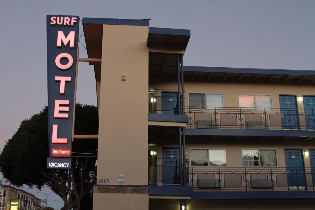 旧金山冲浪汽车旅馆的前面有标志的酒店