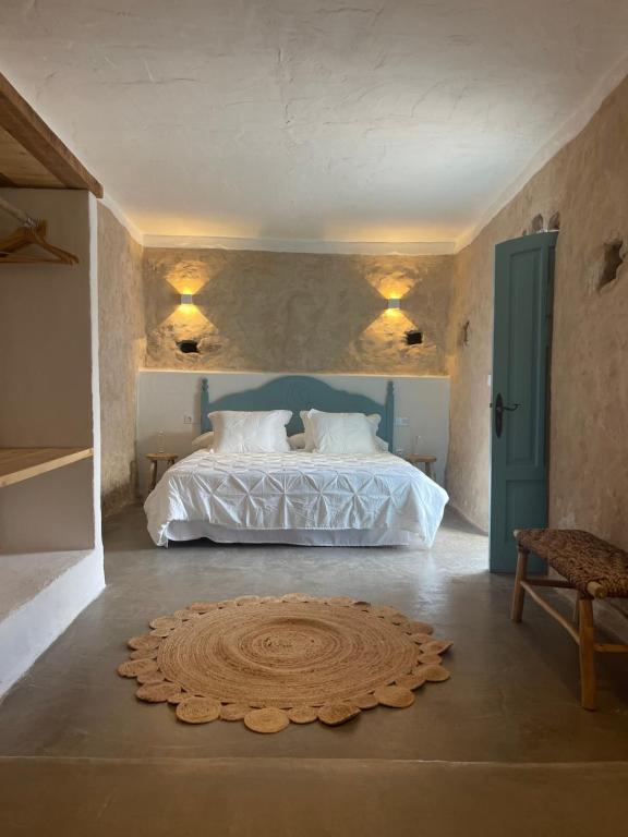 TabayescoFinca Petite Vineyard的卧室配有一张床,地板上铺有地毯