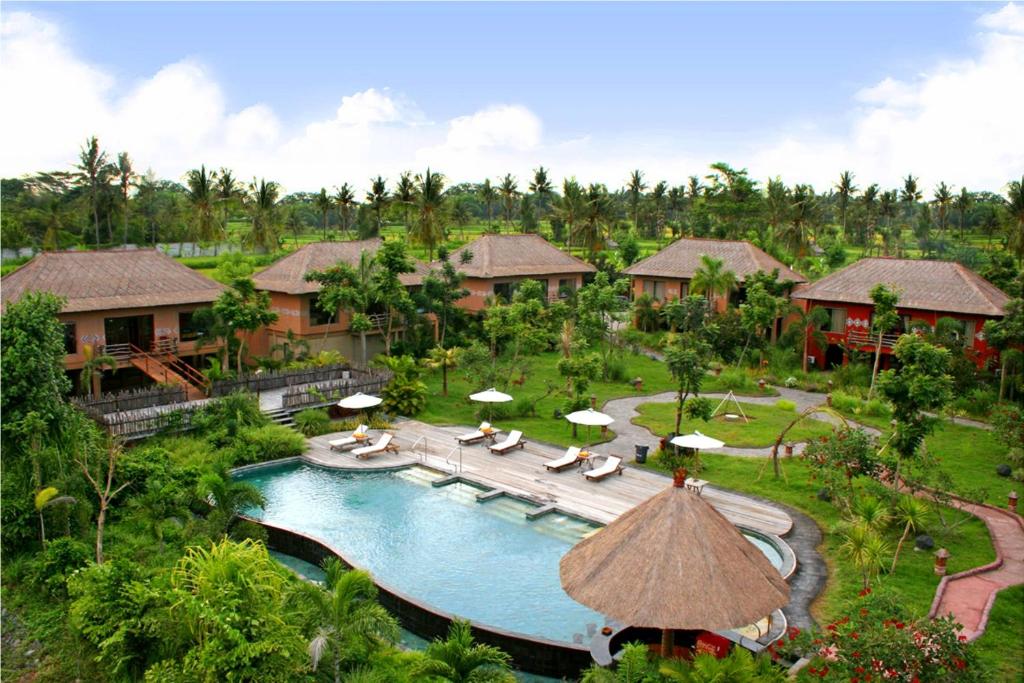 克拉玛斯马拉河野外巴厘旅馆的享有带游泳池的度假村的空中景致