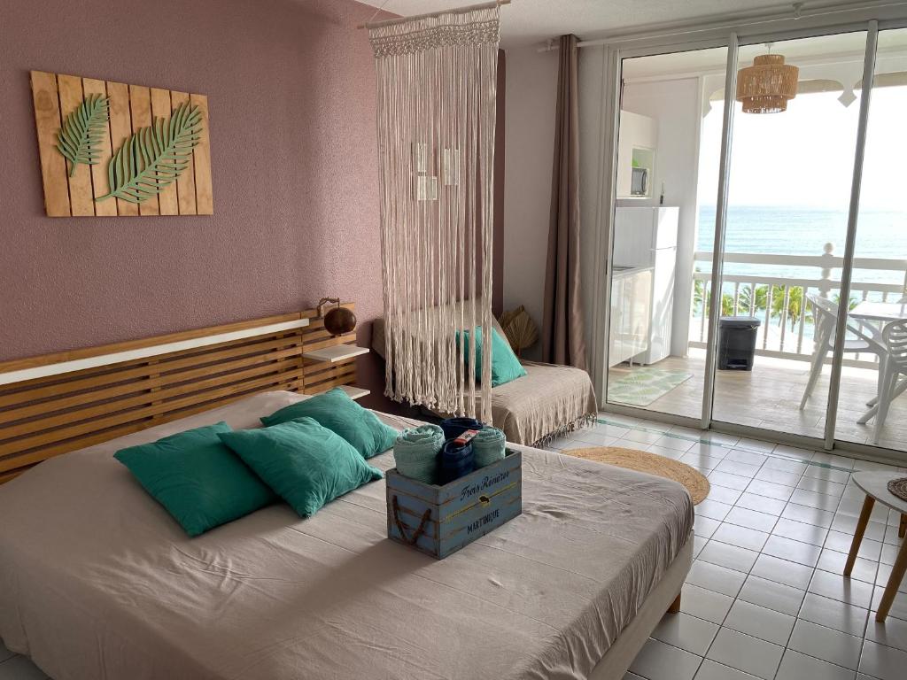勒迪亚芒Kay Louisette的一间卧室设有一张床,享有海景