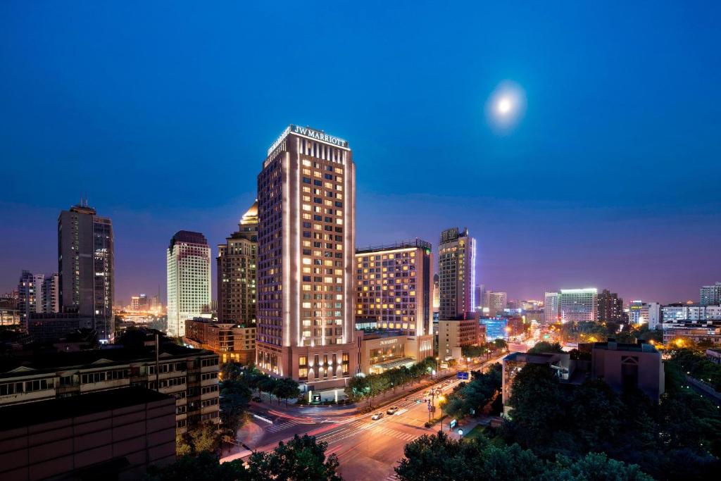 杭州杭州JW万豪酒店的享有城市天际线的美景。