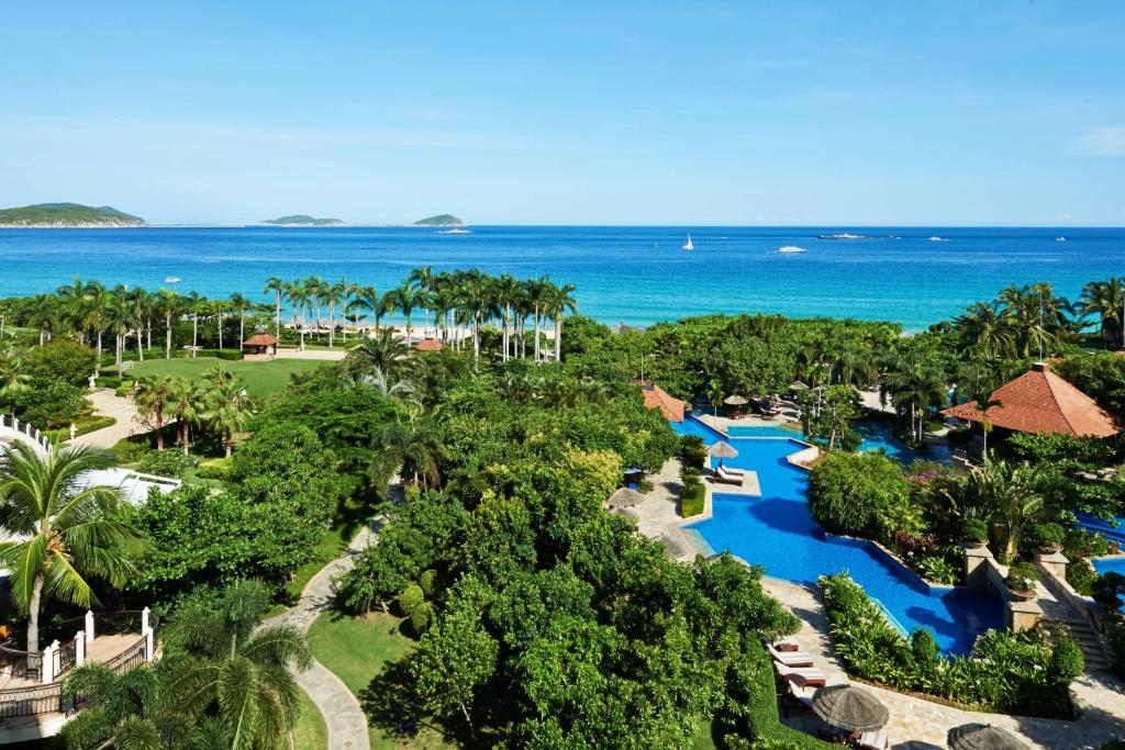 三亚三亚亚龙湾万豪度假酒店（2020年焕新升级·C位海景）的享有带游泳池和海洋的度假村的空中景致