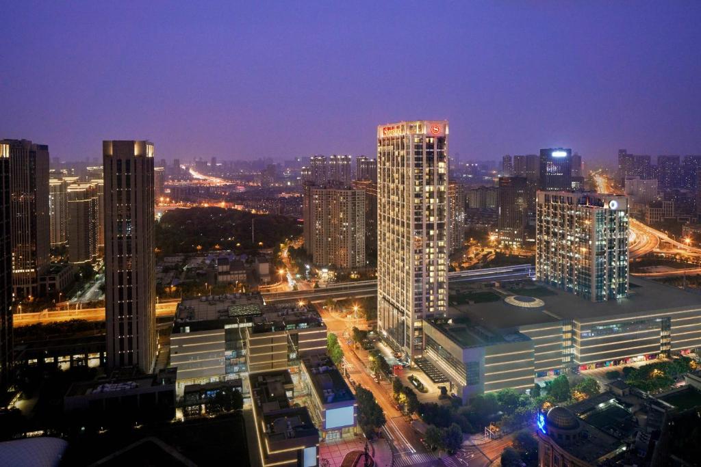 武汉武汉汉口喜来登大酒店 - 来看看武汉的故事的城市天际线,晚上有高楼