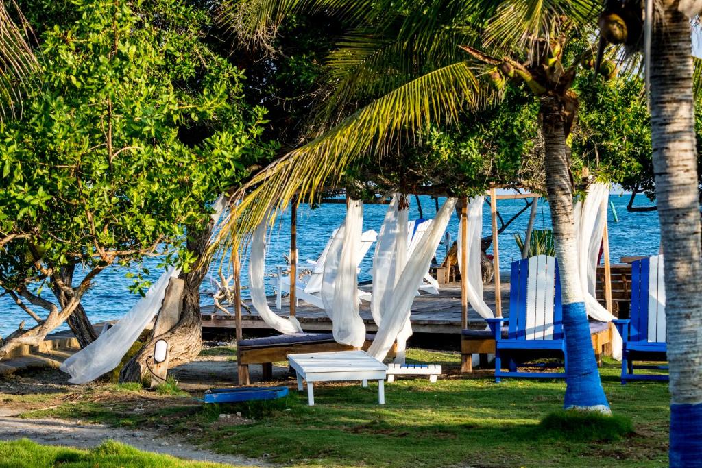 Tintipan IslandTintipan Hotel的海滩上的一组椅子和吊床